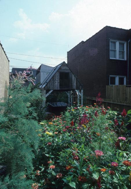 slide IRC.2012.00064 (old number: ACC.V-M001) showing Vito Acconci's garden installation, Making Shelter: House of Used Parts, at the Mattress Factory, 1986.